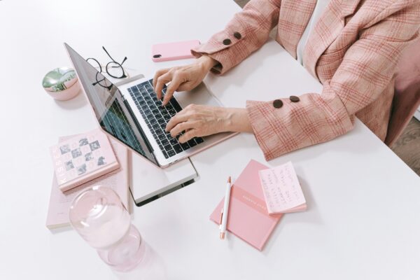 شاب سعودي يخطط لمهاراته قبل بدء العمل الحر